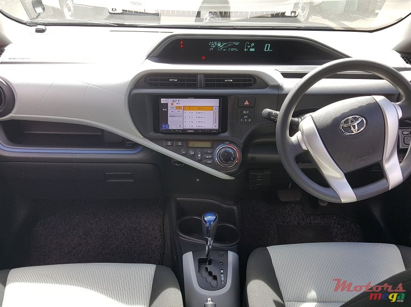 2014' Toyota Prius c photo #5