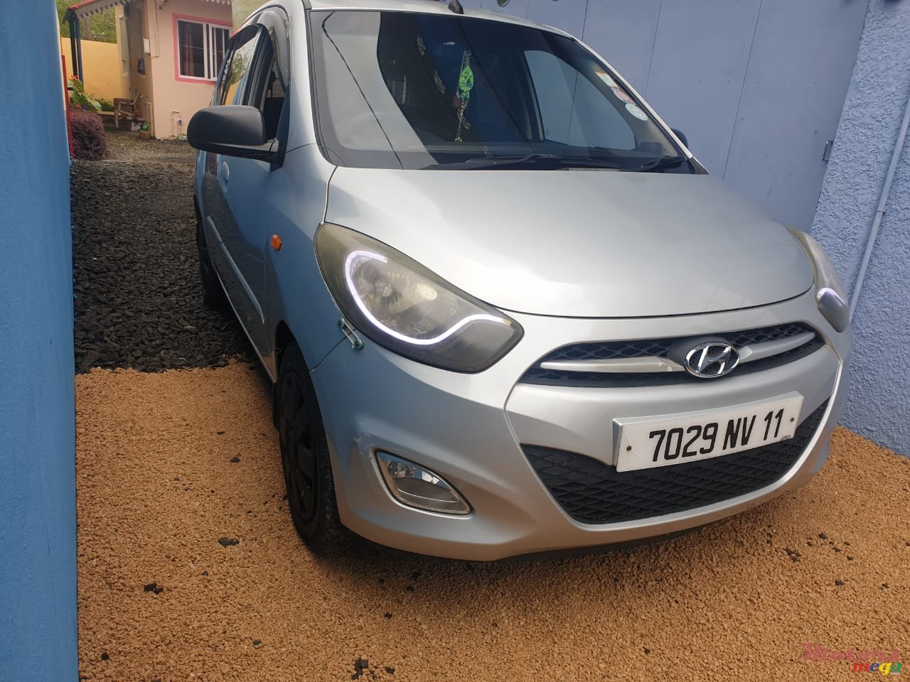 2011' Hyundai i10 Customised headlights photo #1