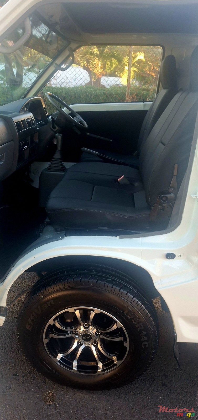 2010' Mitsubishi L300 photo #4