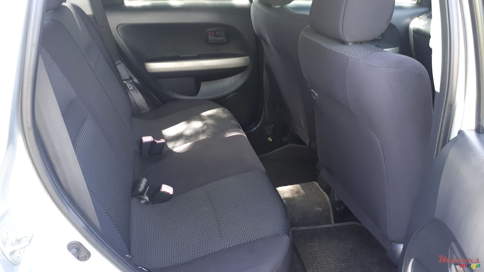 2005' Toyota IST photo #6