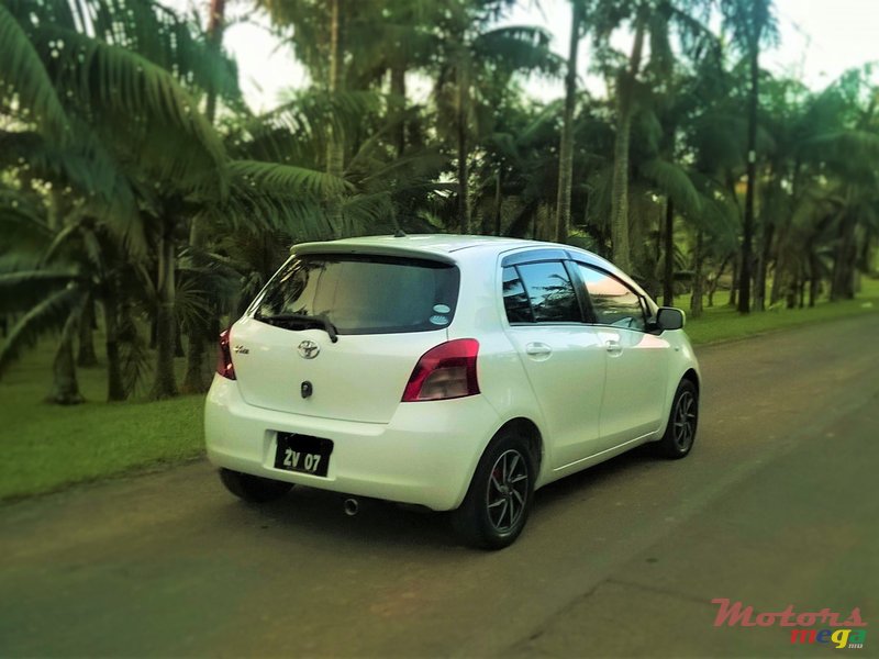 2007' Toyota Vitz 1.3 photo #2