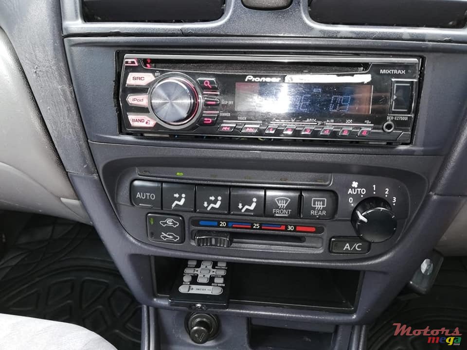 2001' Nissan photo #5