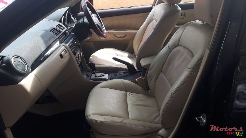 2005' Mazda Axela photo #2