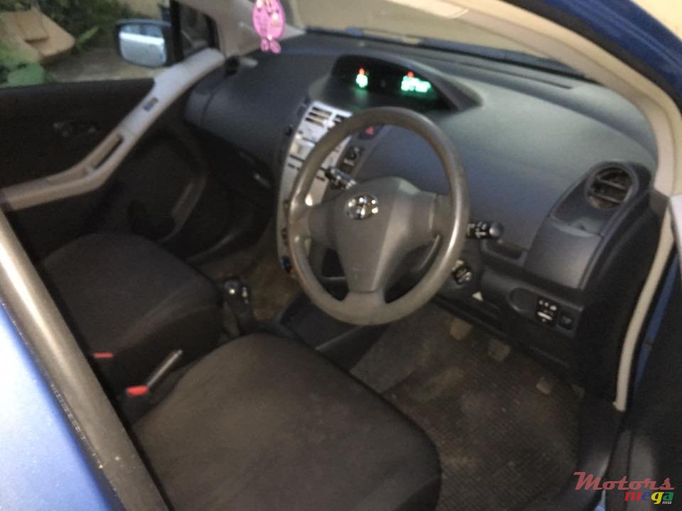 2006' Toyota Vitz photo #2