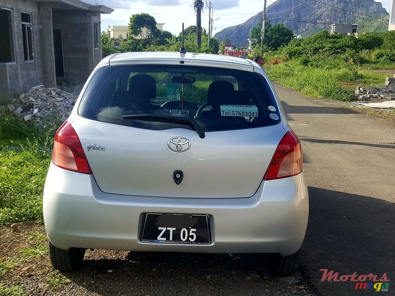 2005' Toyota Vitz photo #2