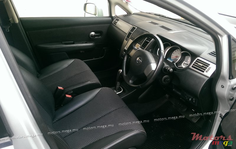 2009' Nissan Tiida H/back photo #3