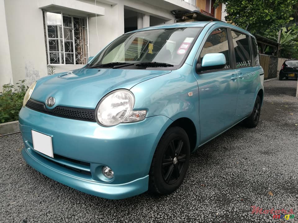 2005' Toyota Sienta photo #4