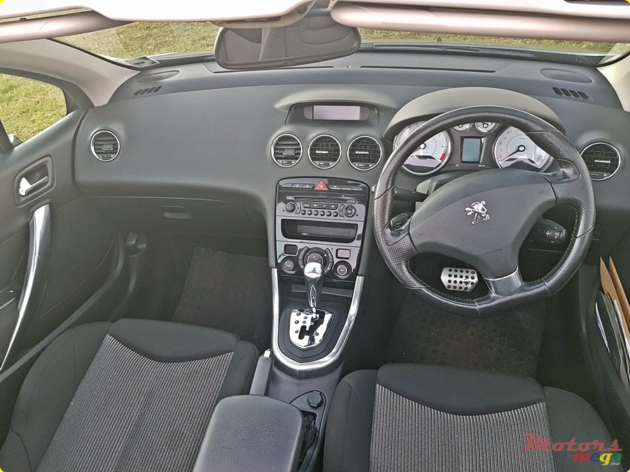 2011' Peugeot 308 Convertible photo #4