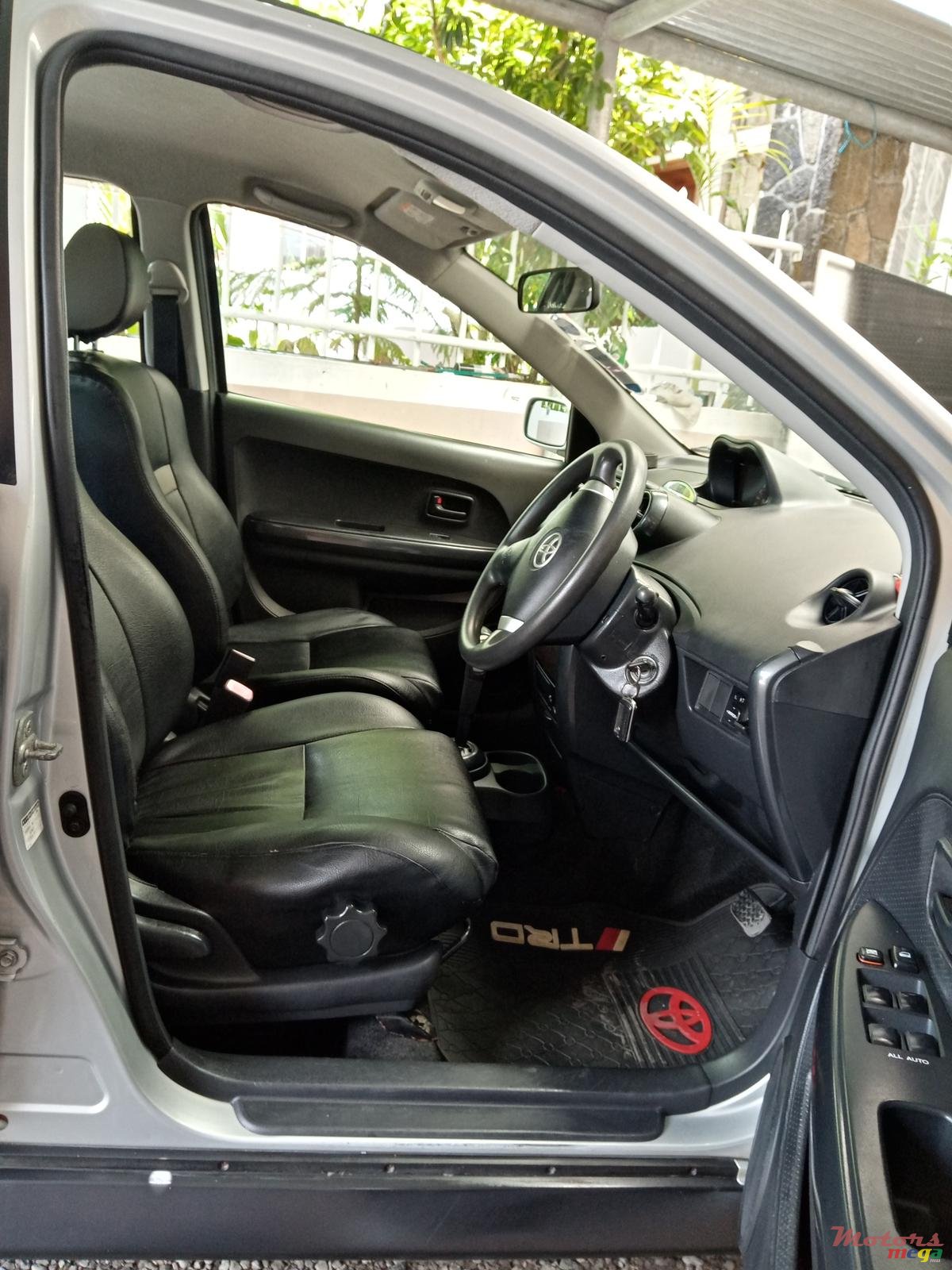 2004' Toyota IST photo #5