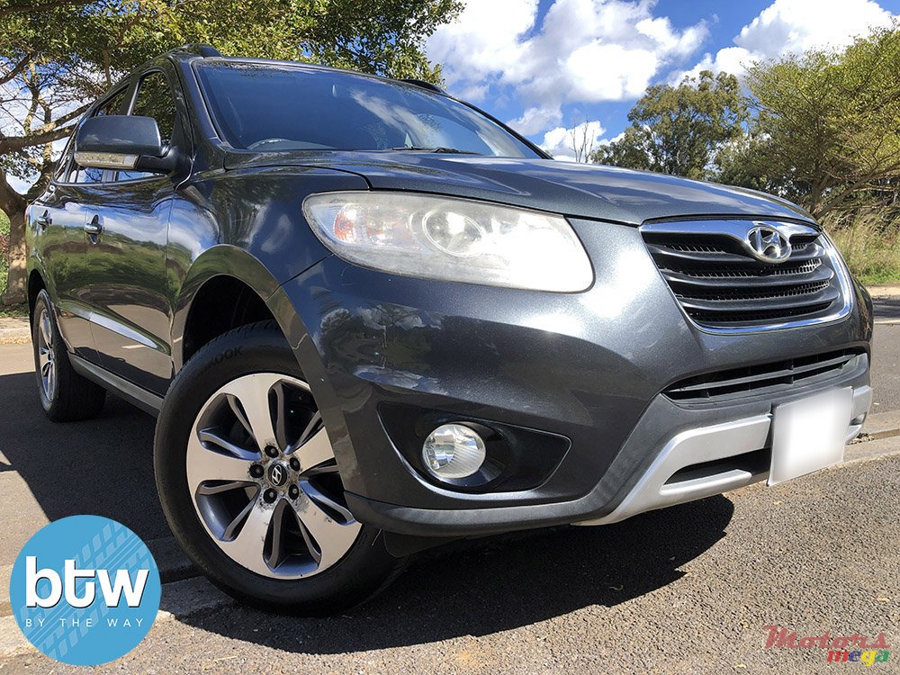 2012' Hyundai Santa Fe photo #1