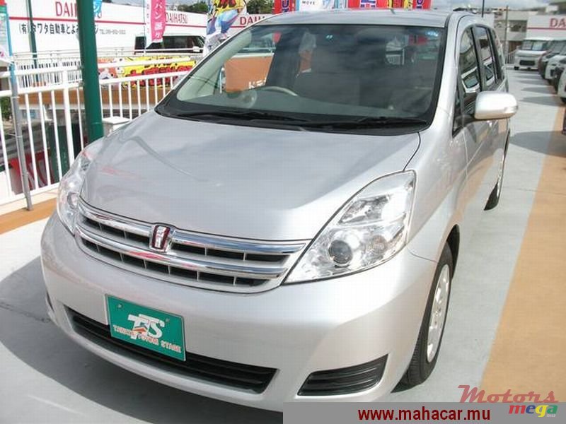 2011' Toyota Isis photo #1