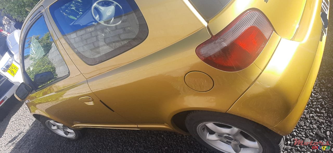 2001' Toyota Vitz photo #2