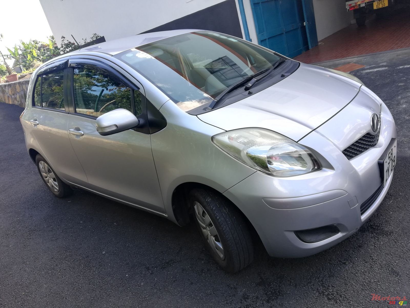 2009' Toyota Vitz photo #3