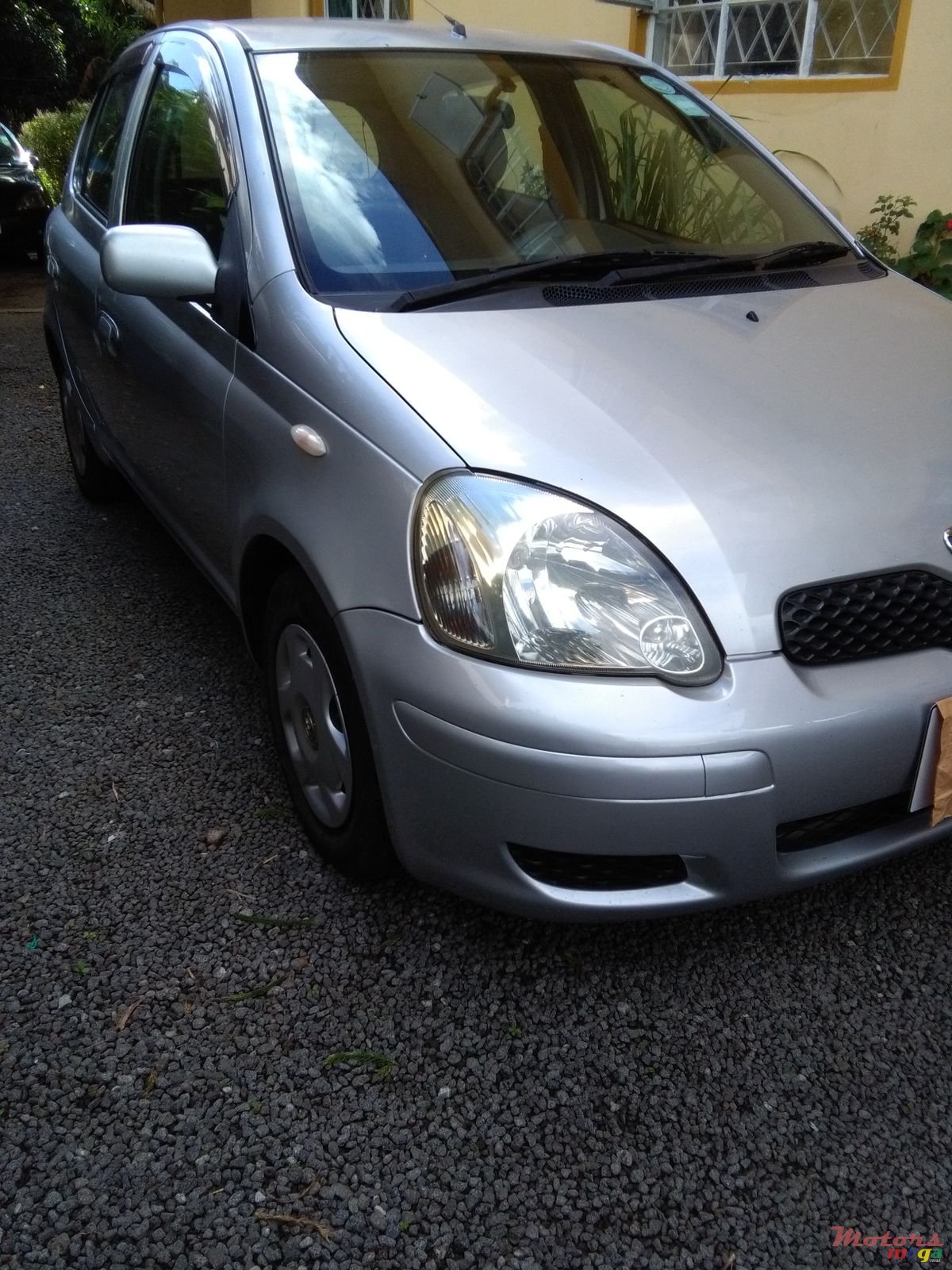 2002' Toyota Vitz photo #2