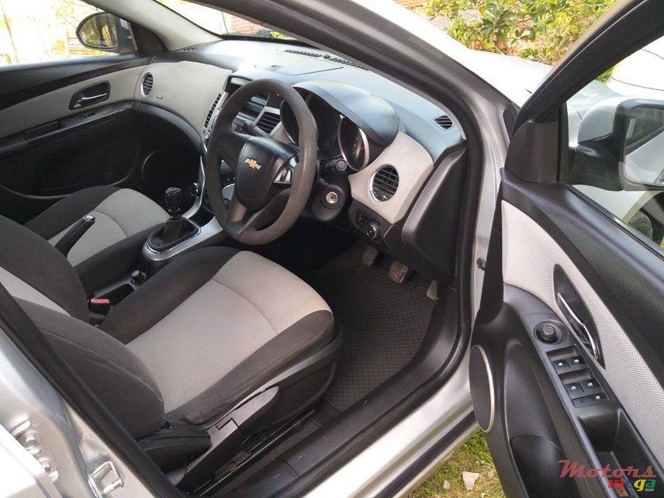 2011' Chevrolet Cruze 1500cc Manual photo #3