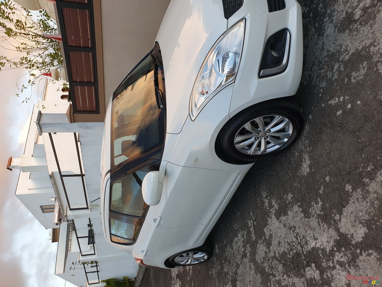 2016' Suzuki Swift HATCHBACK photo #1