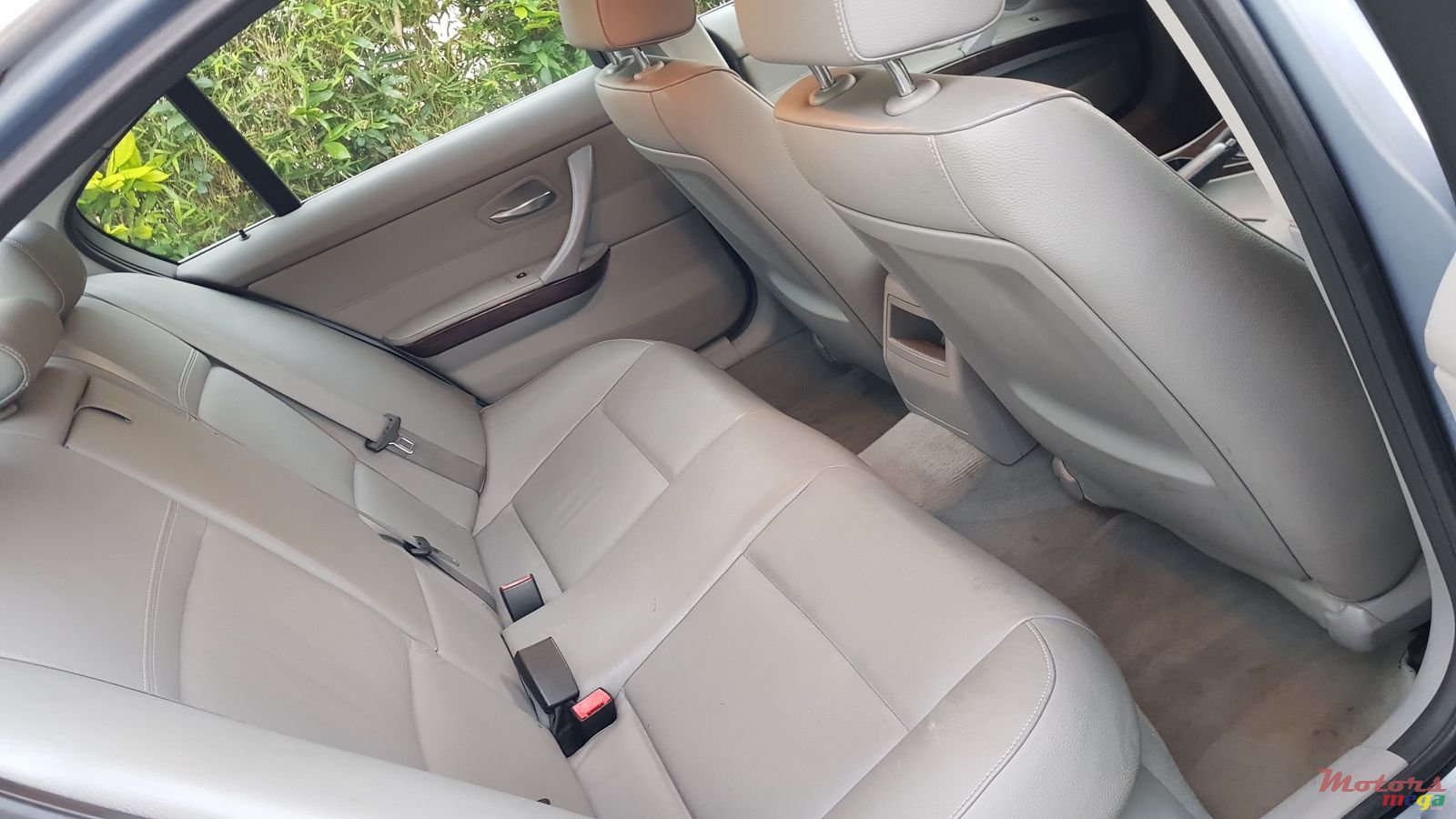 2011' BMW 320i EDITION photo #6