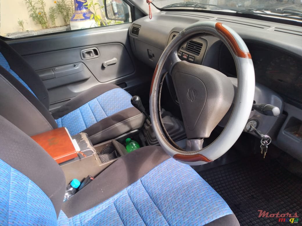 2002' Nissan Hardbody photo #3