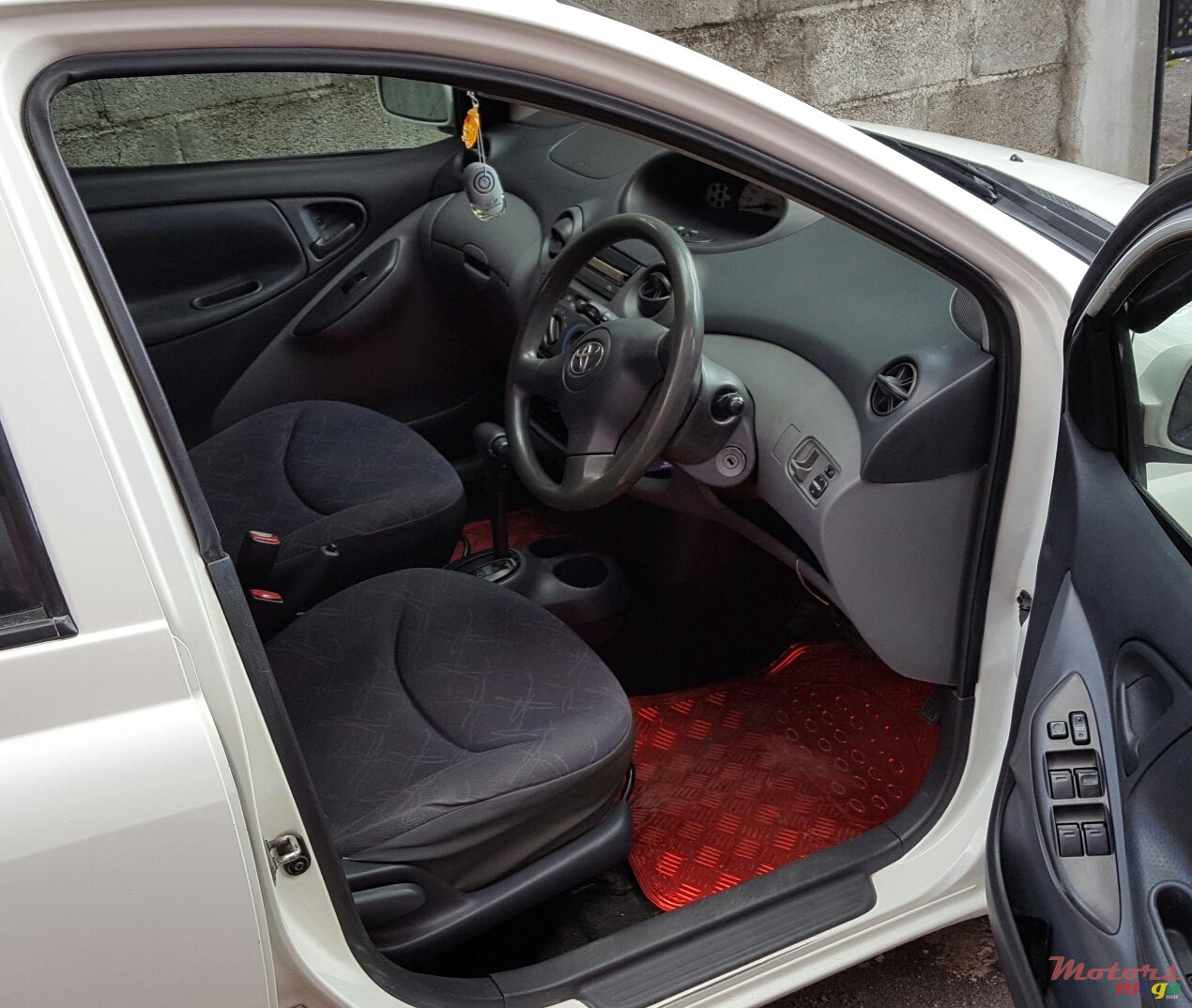 2002' Toyota Vitz photo #5