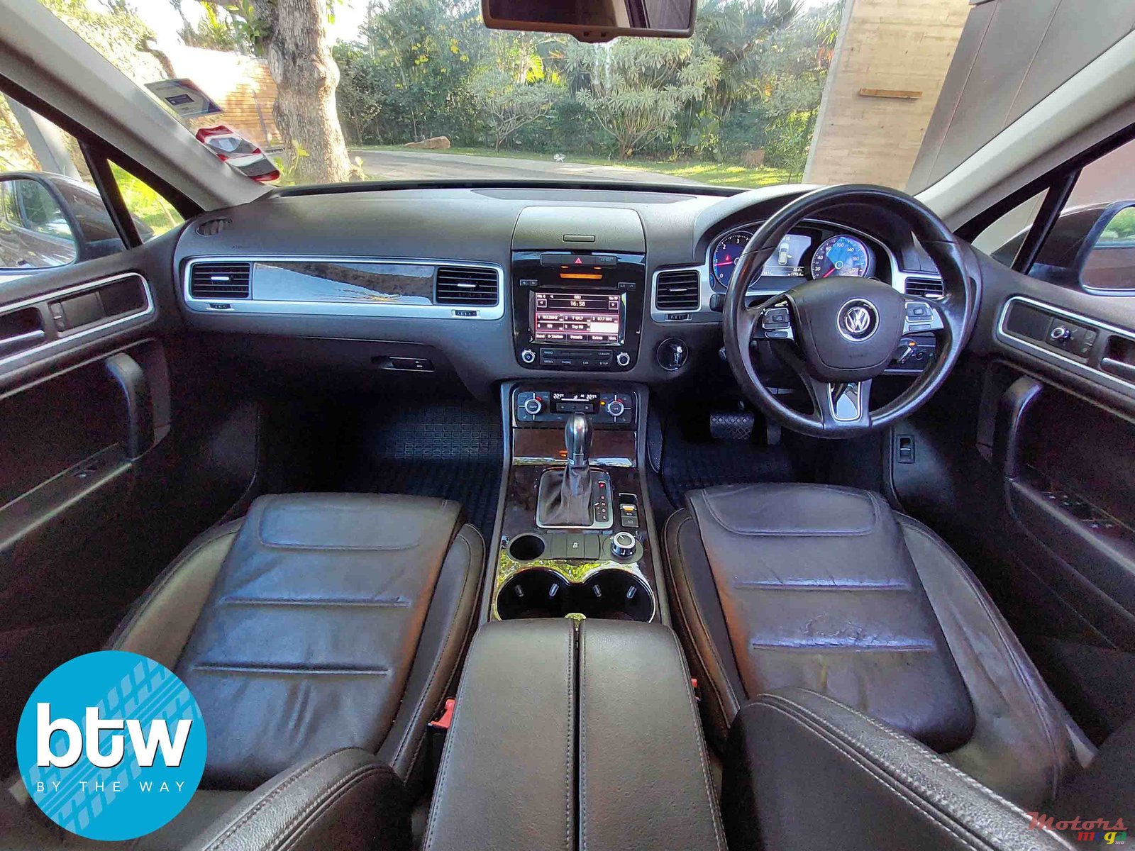 2014' Volkswagen Touareg photo #6