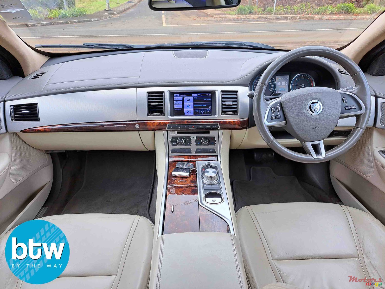 2013' Jaguar XF photo #6