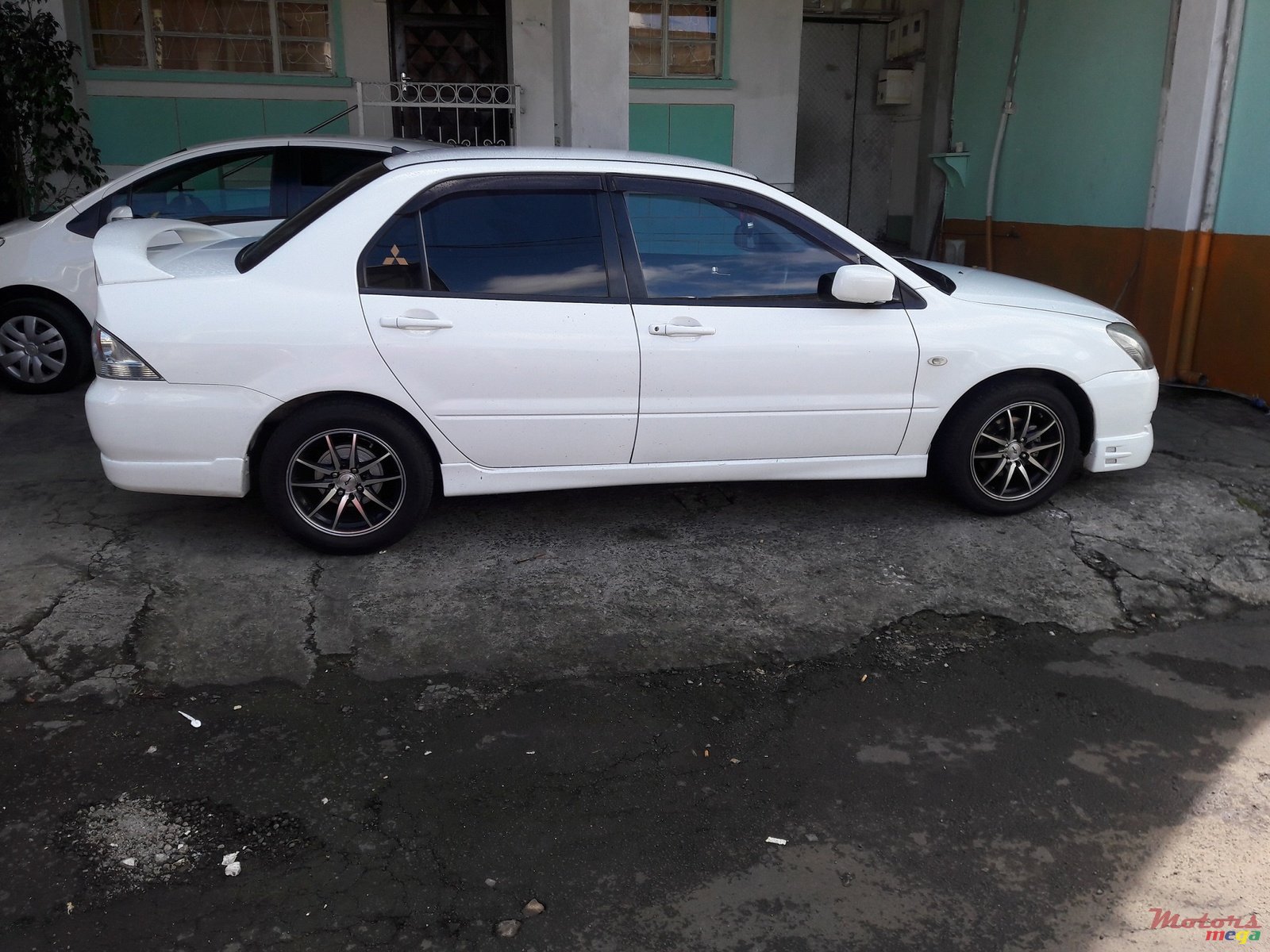 2004' Mitsubishi Lancer photo #3