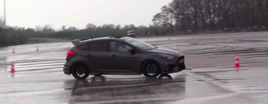Ford Focus Rs Driver Desperately Tries To Drift On Damp Tarmac