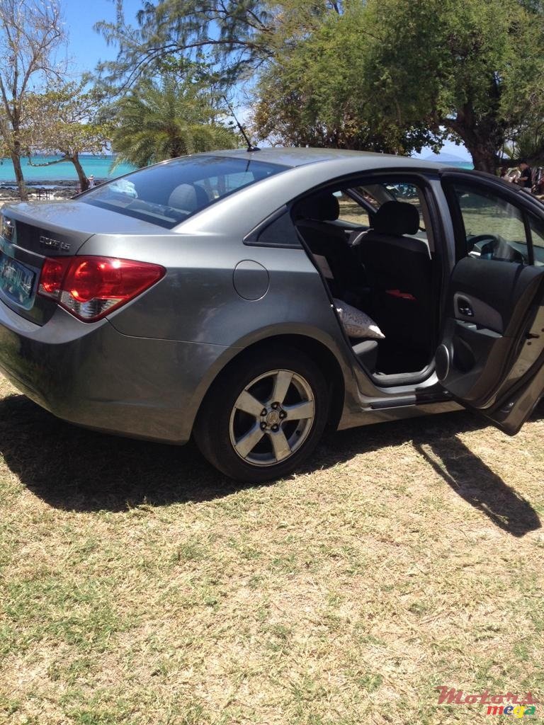 2010' Chevrolet Cruze LS photo #1