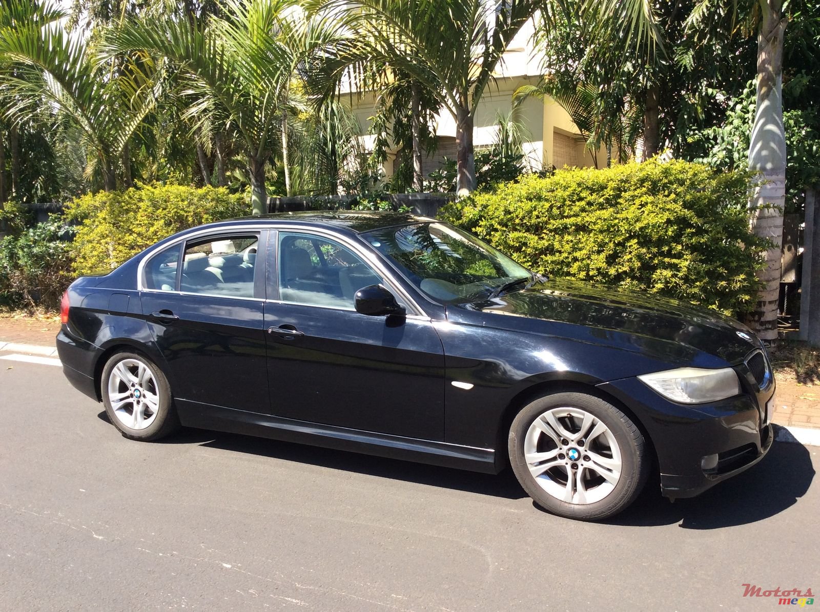 2011' BMW 3 Series photo #1