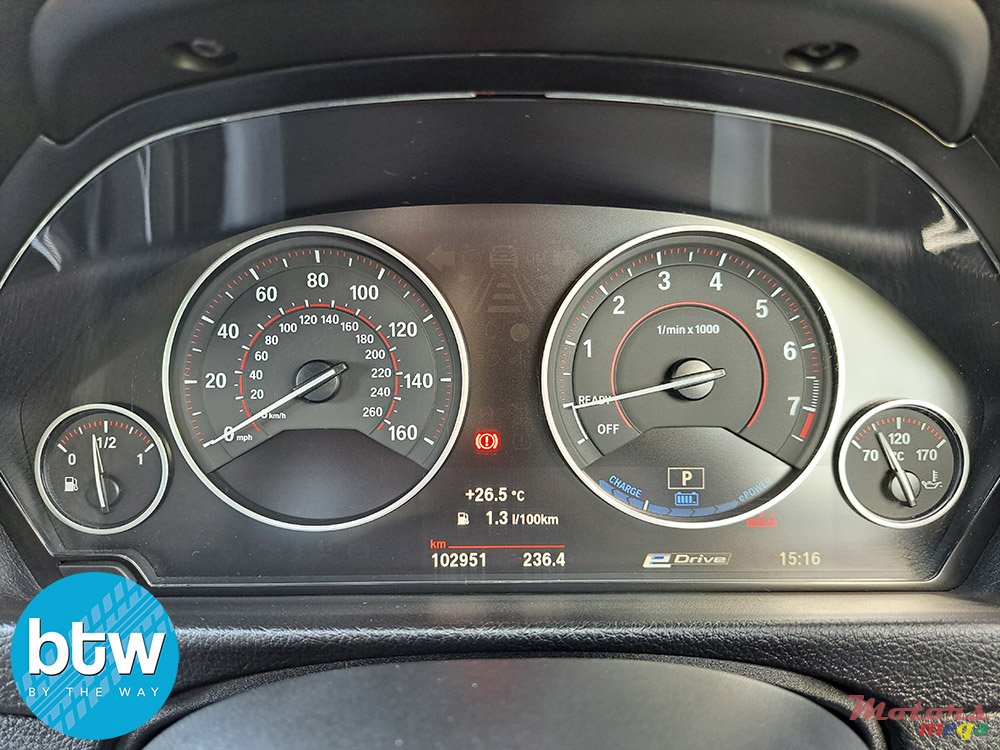 2017' BMW 330 photo #7