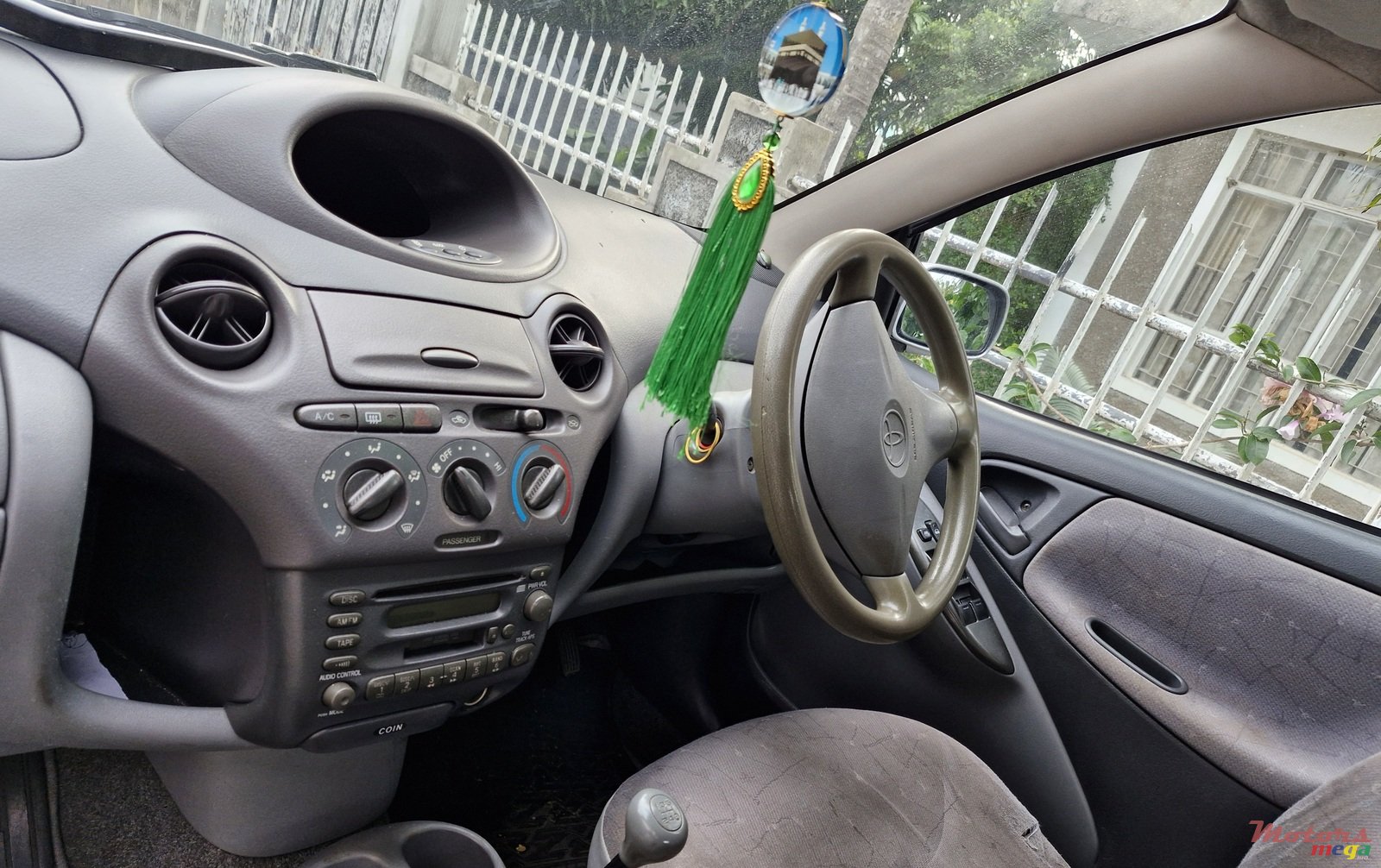 1999' Toyota Vitz photo #2