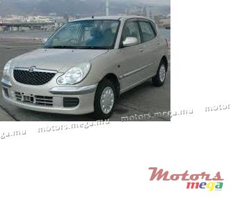 2002' Toyota Duet photo #1