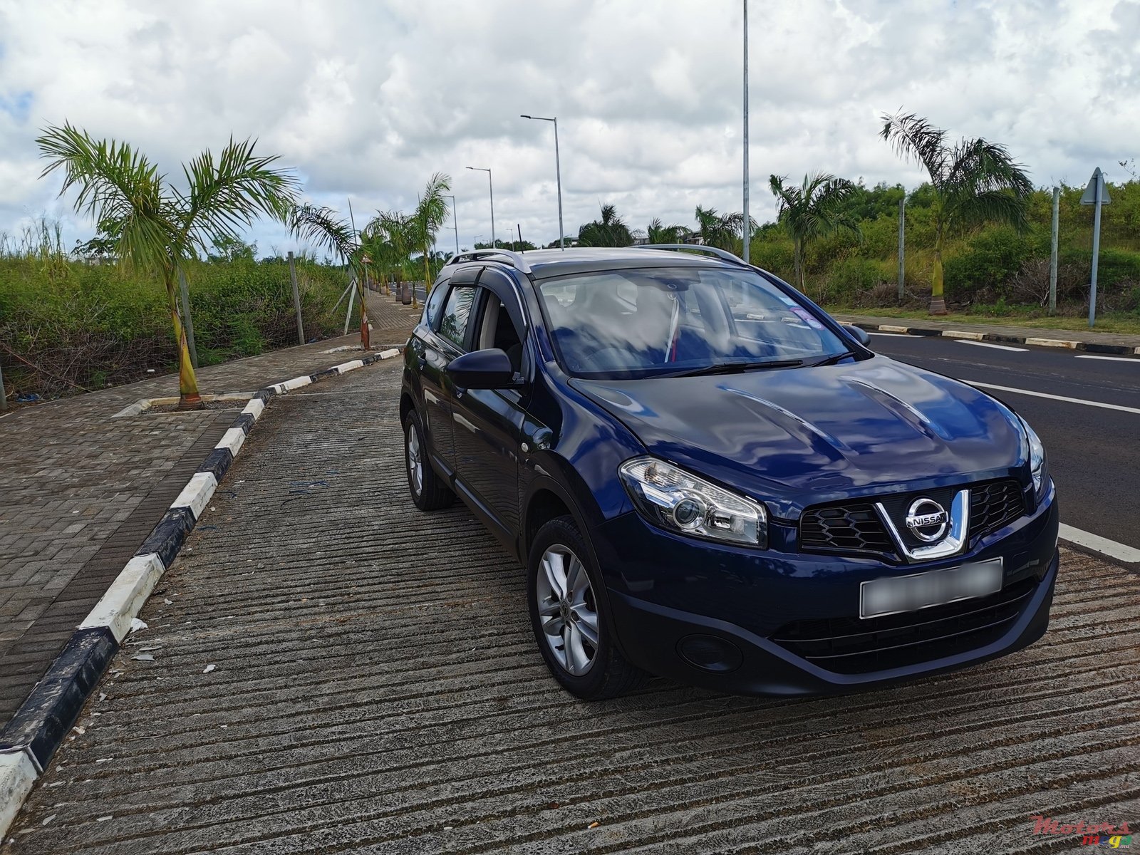 2010' Nissan Qashqai+2 photo #2