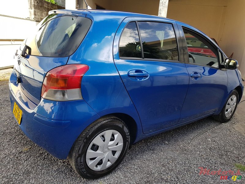 2009' Toyota Vitz photo #2