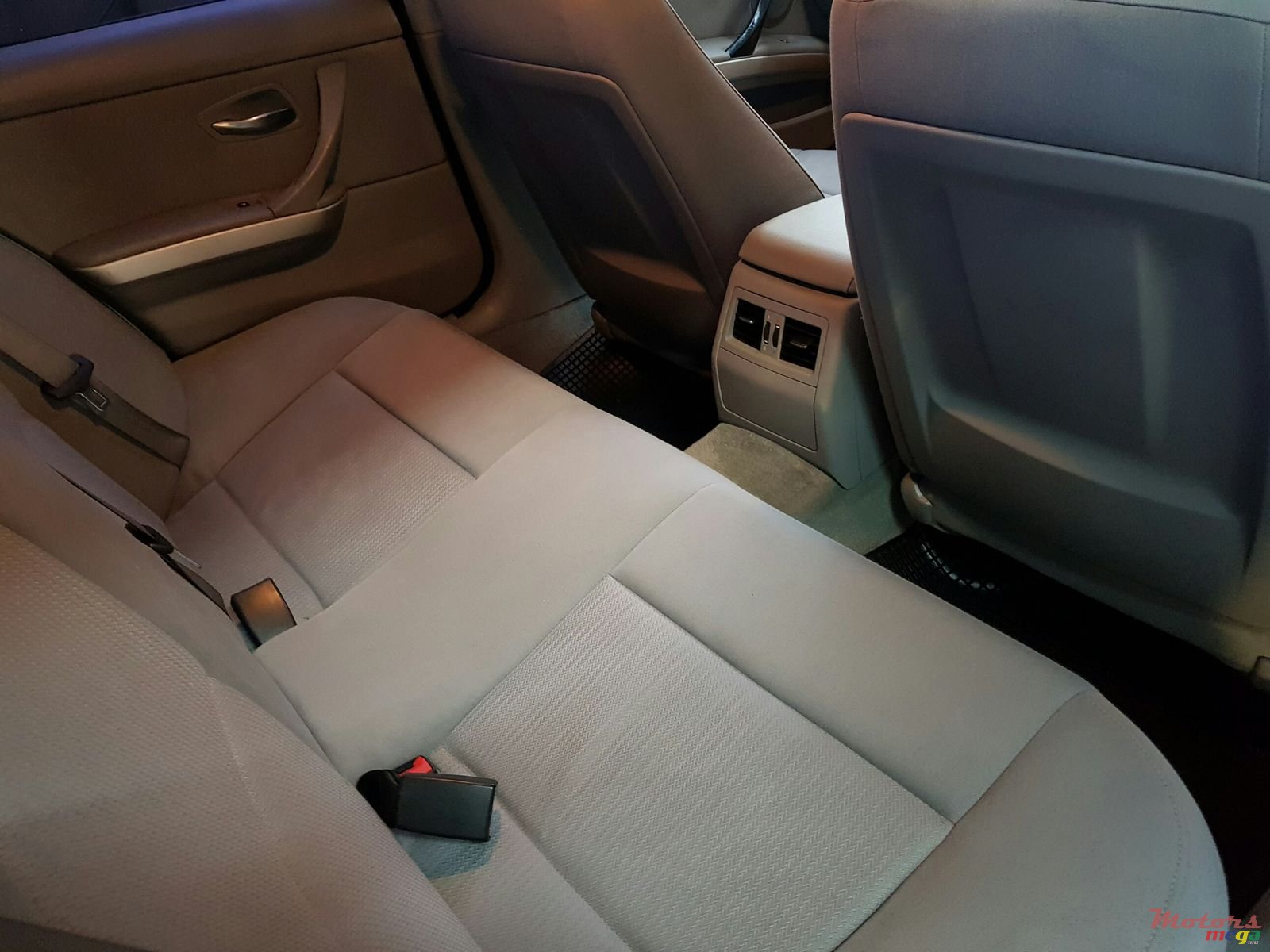 2010' BMW 320 Automatic photo #7