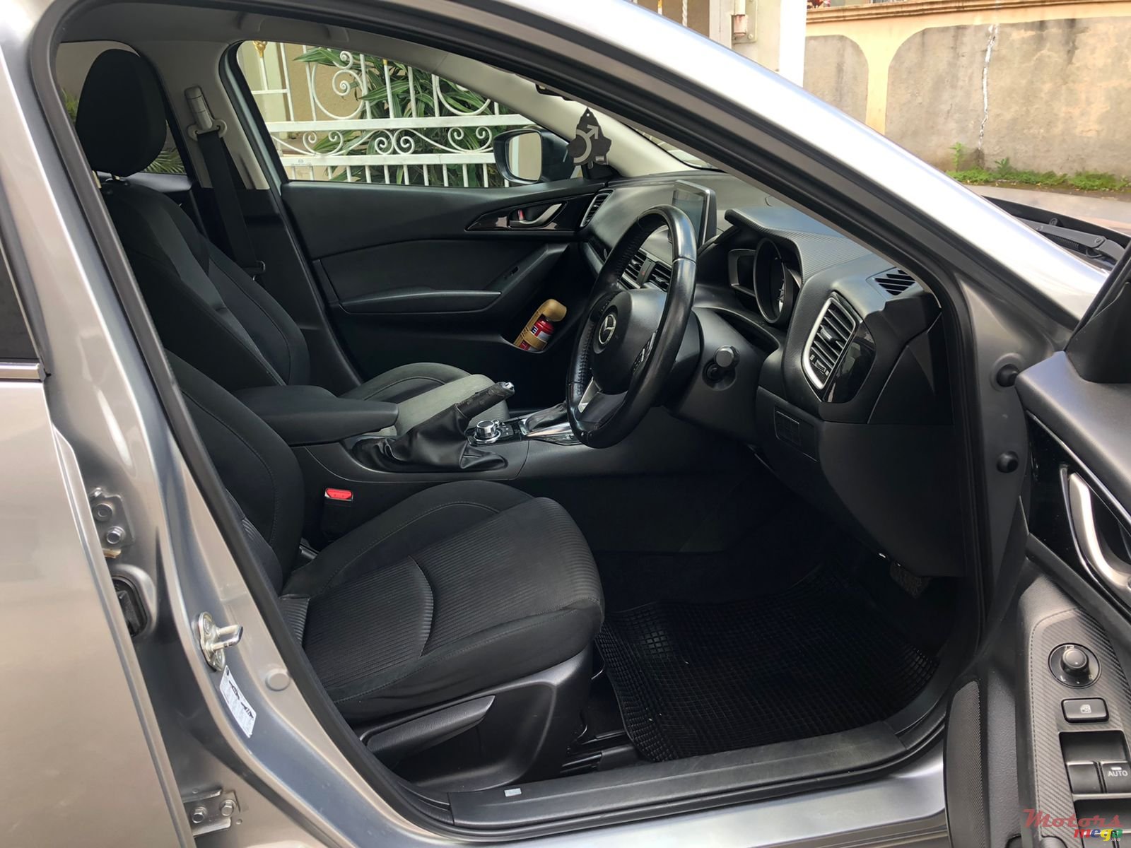 2015' Mazda 3 Hatchback photo #6