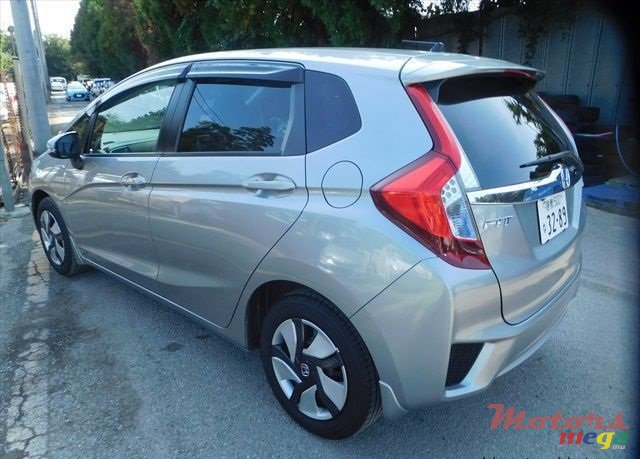 2013' Honda Fit Hybrid photo #3