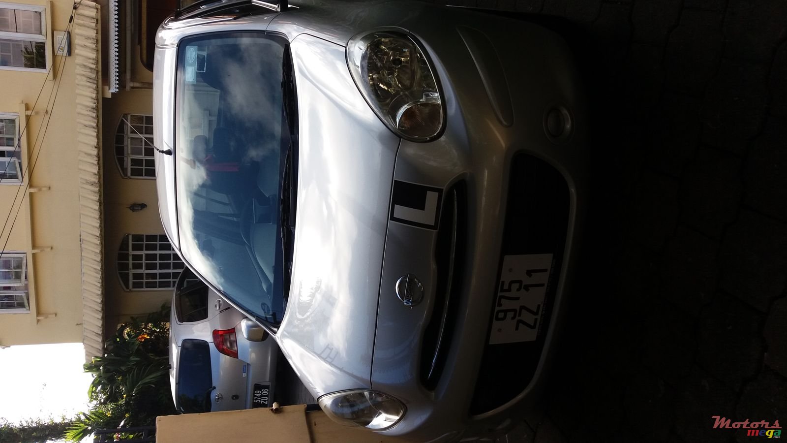 2011' Nissan photo #2