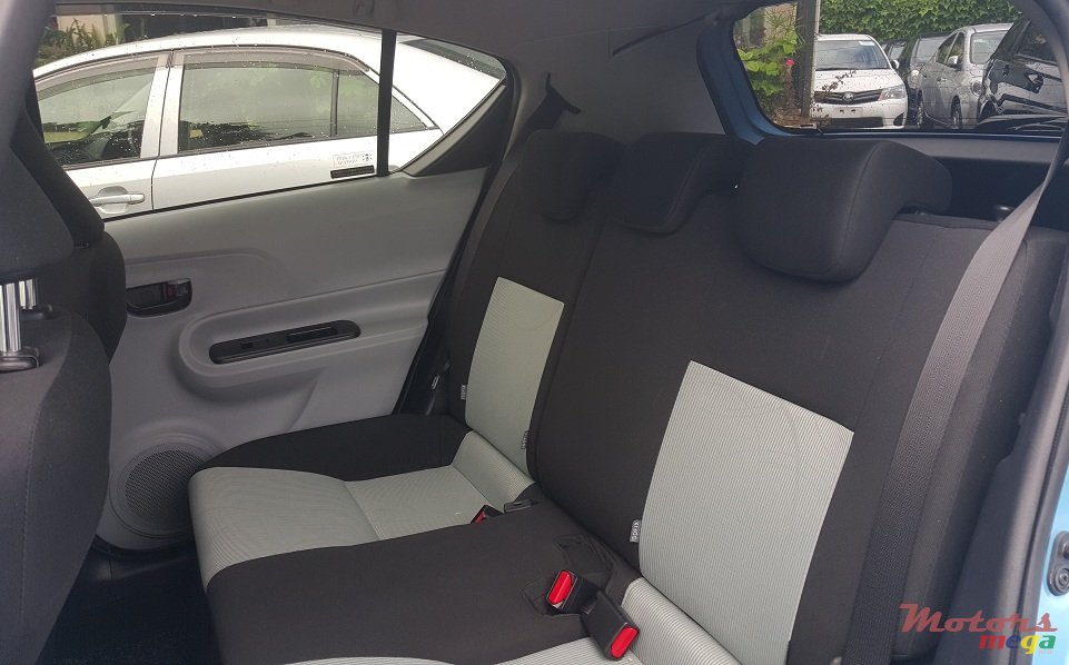 2013' Toyota Prius c photo #4