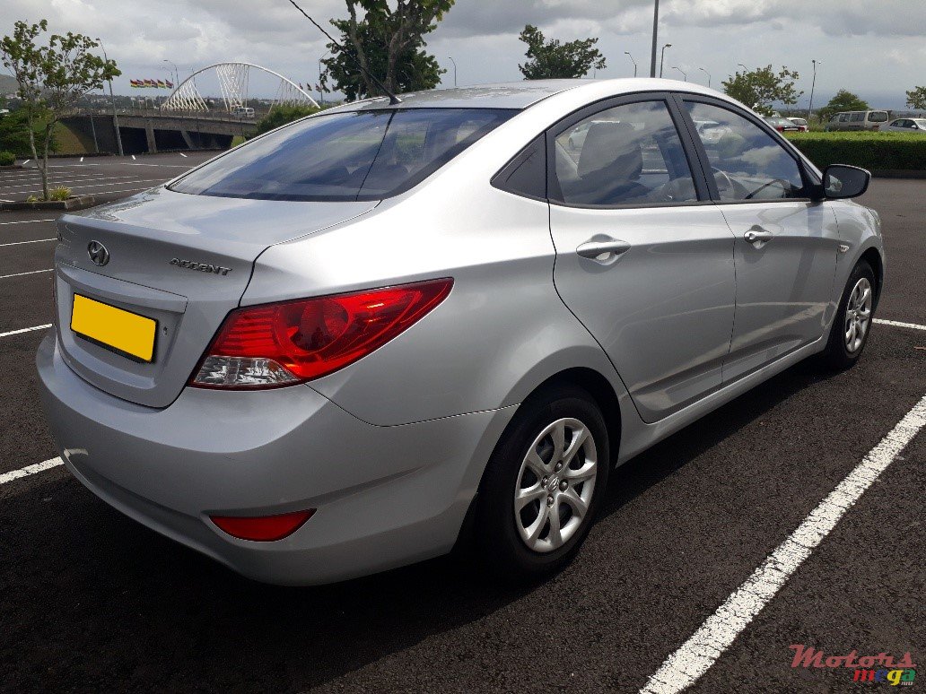 2011' Hyundai Accent photo #4