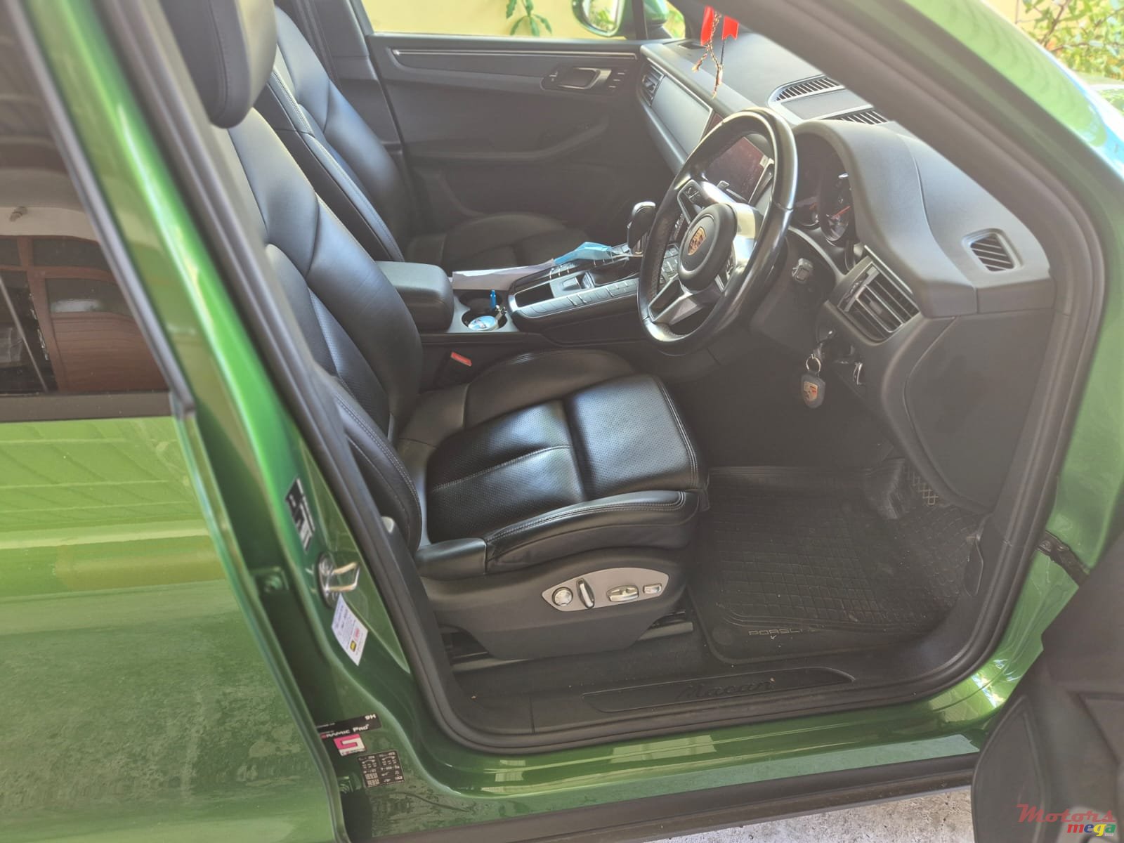 2020' Porsche Macan photo #5