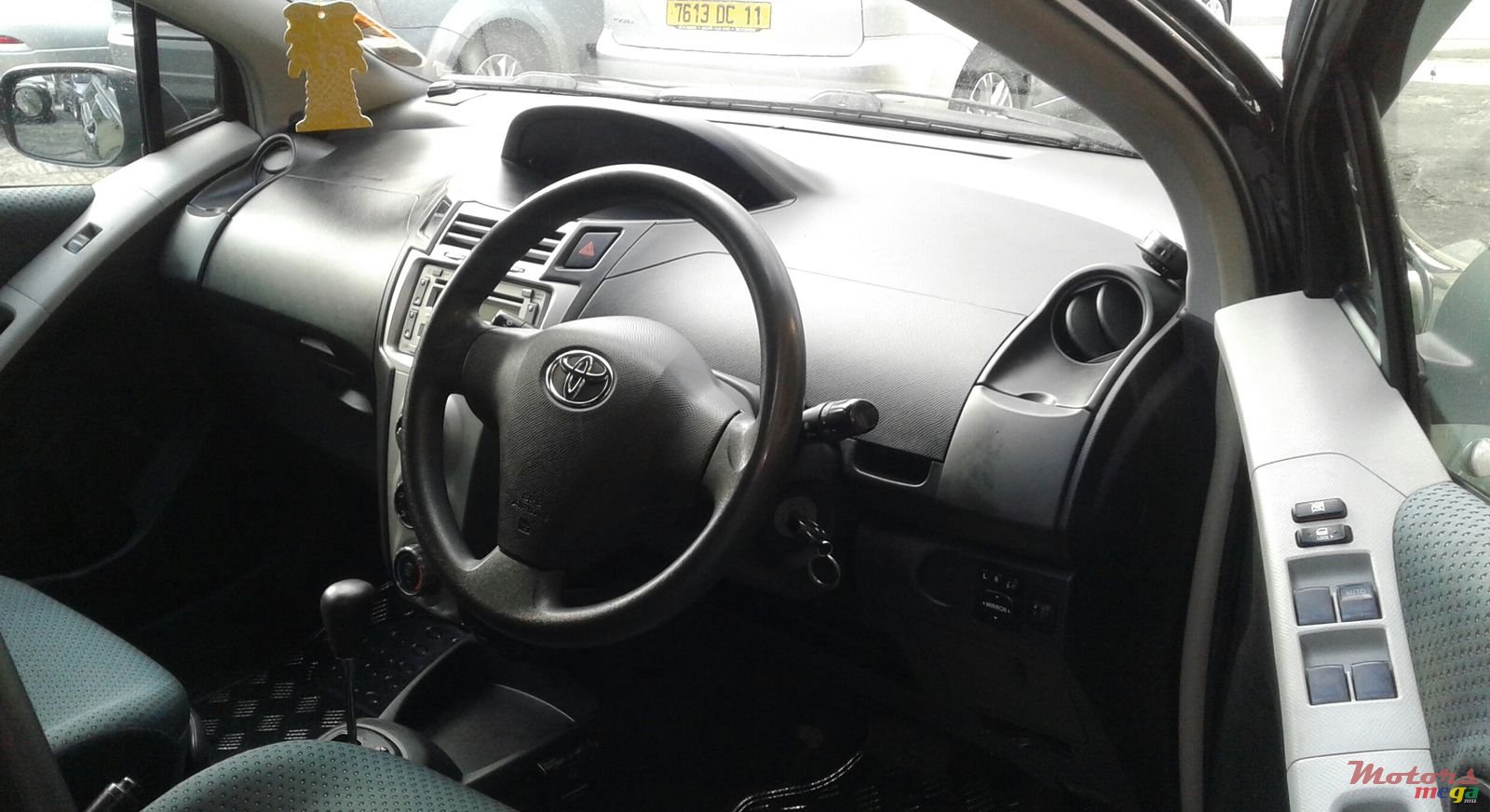 2007' Toyota Vitz photo #3