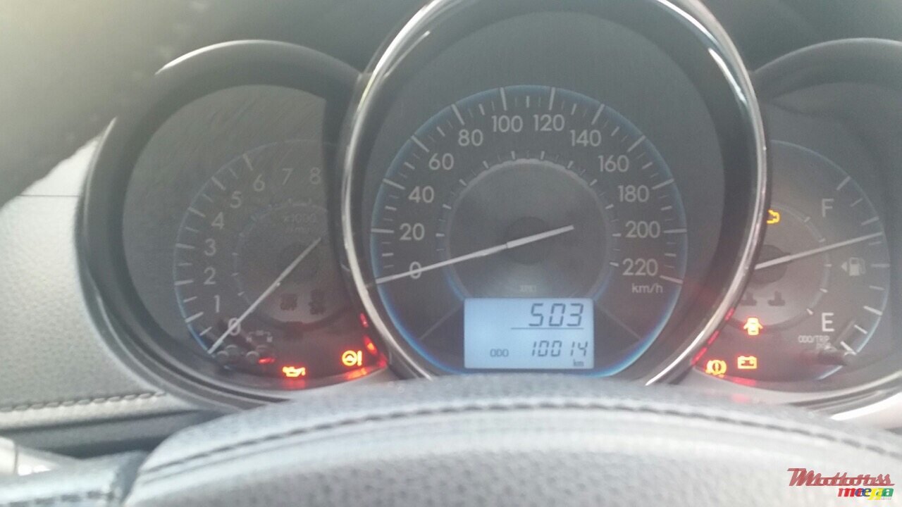 2017' Toyota Yaris photo #2