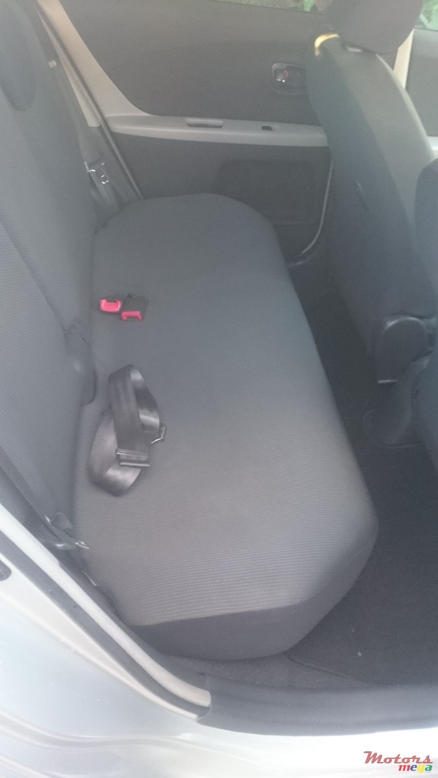 2011' Toyota Vitz 1300cc photo #5