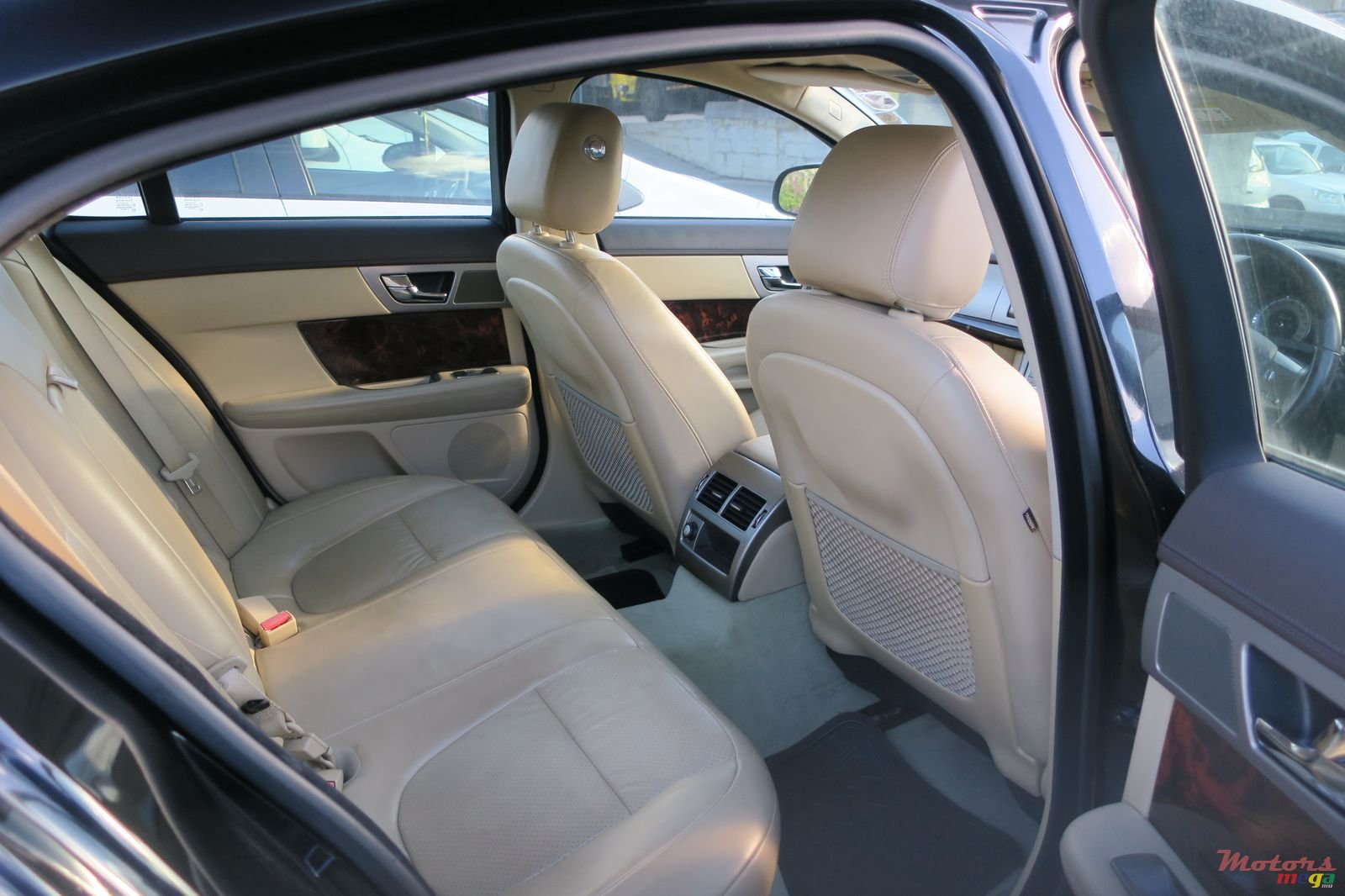 2010' Jaguar XF photo #5