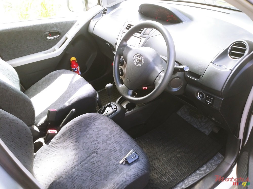 2009' Toyota Vitz 1300 photo #5