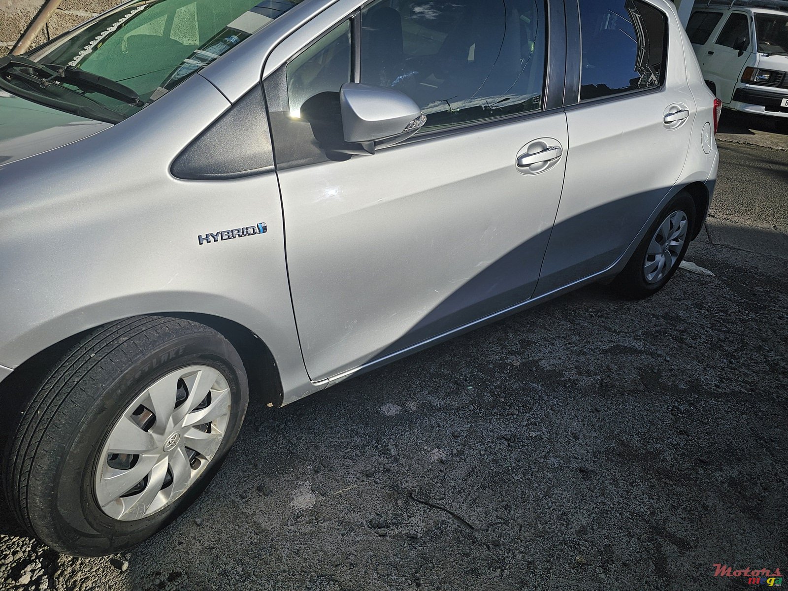 2017' Toyota Vitz hybrid photo #3