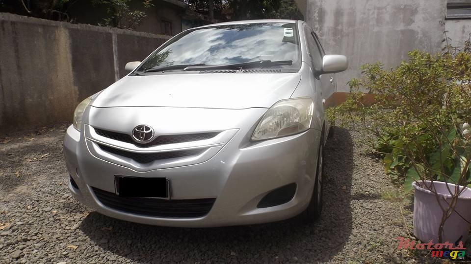 2006' Toyota Belta photo #1