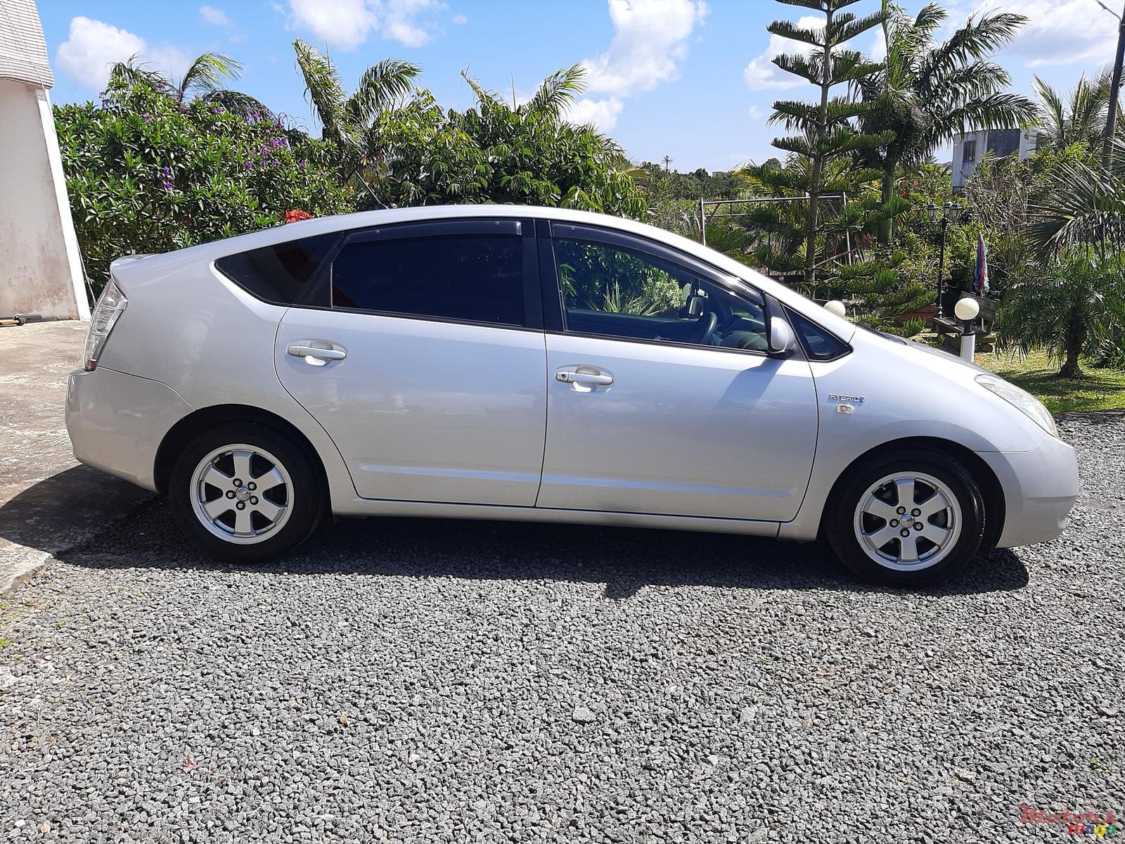 2010' Toyota Prius photo #2