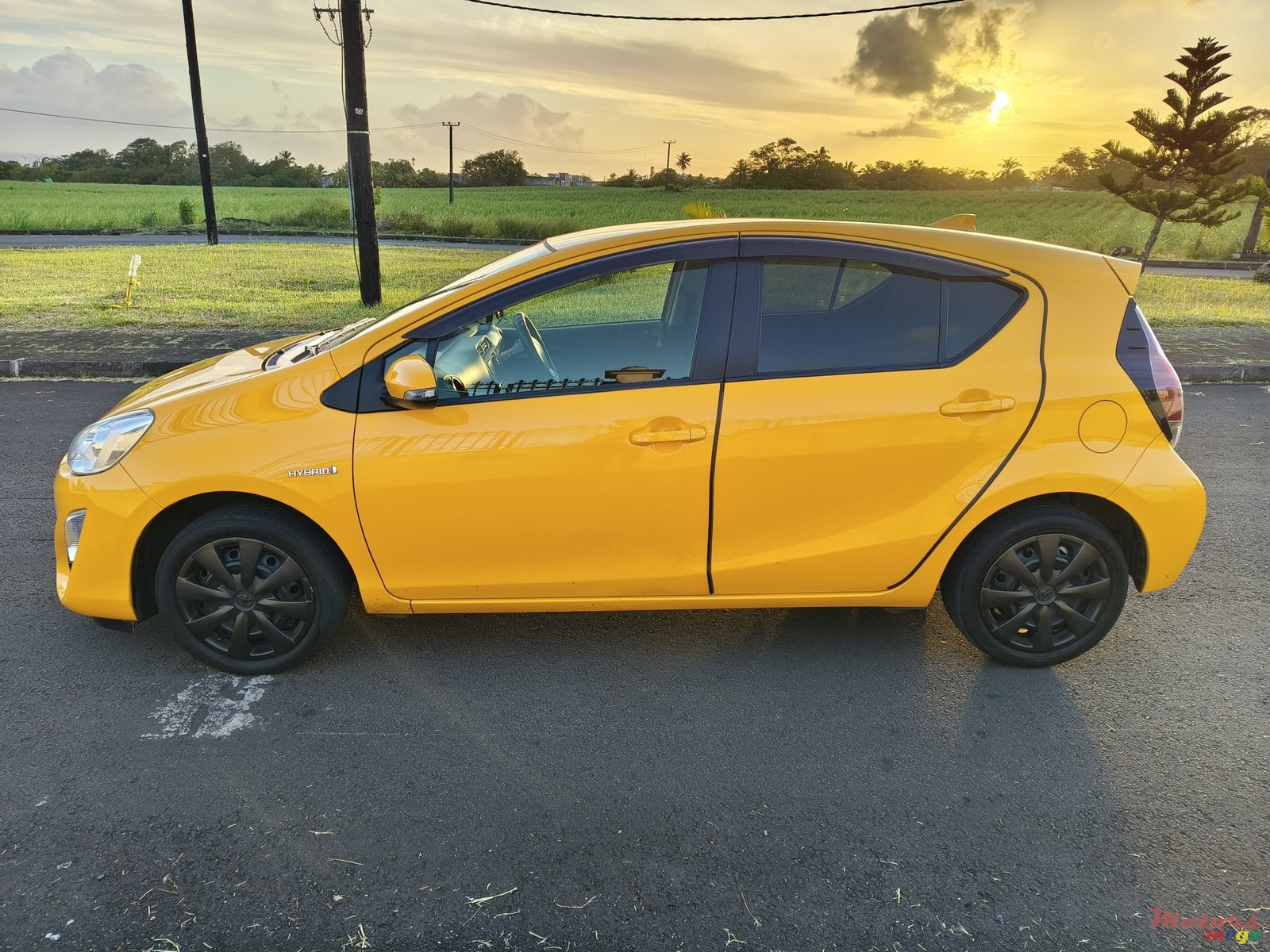 2015' Toyota Aqua photo #2